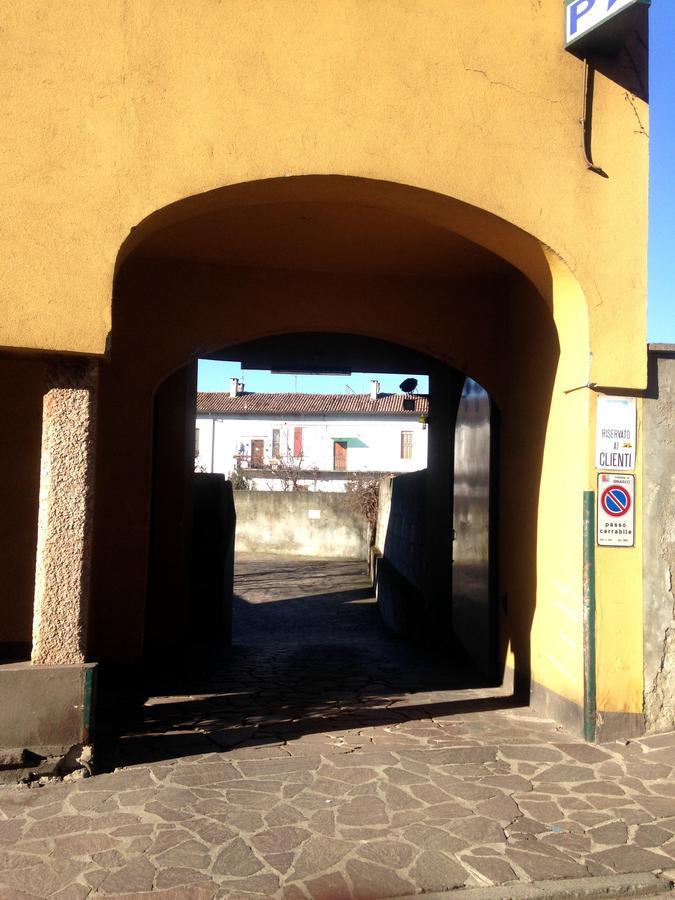 Albergo Della Corona Бинаско Экстерьер фото