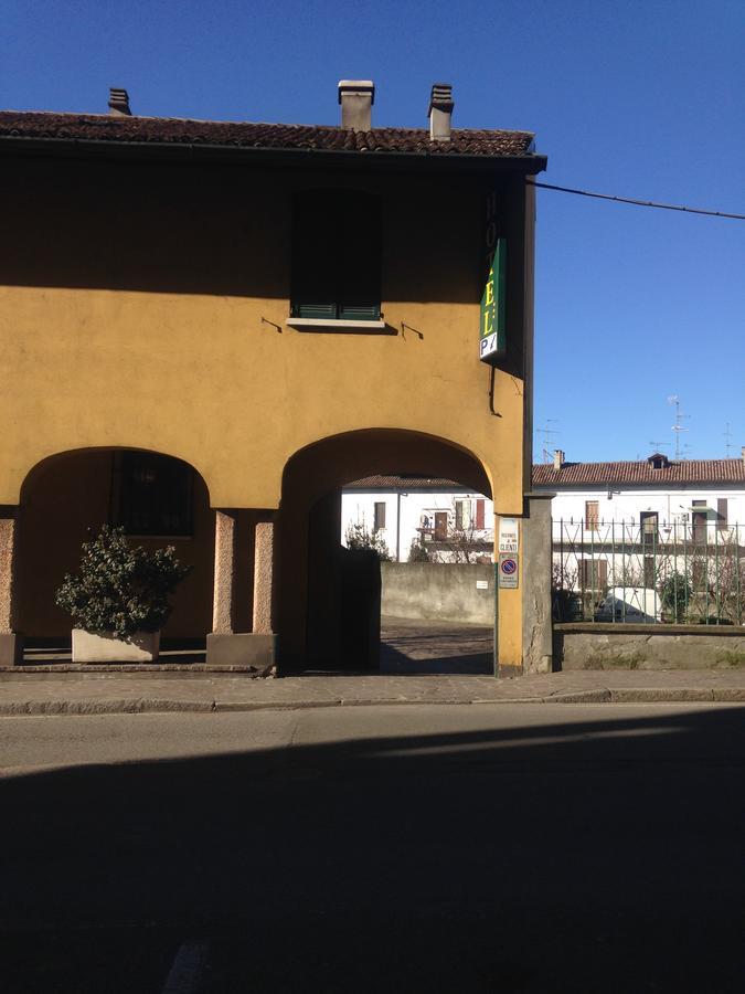 Albergo Della Corona Бинаско Экстерьер фото