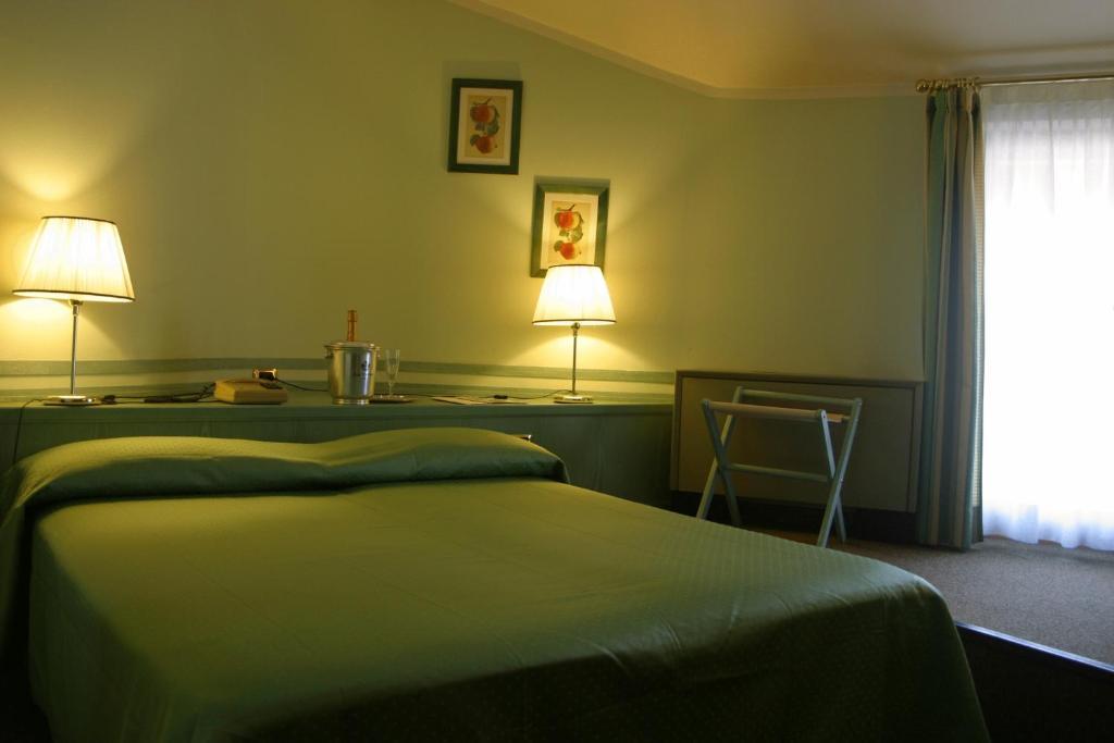 Albergo Della Corona Бинаско Экстерьер фото