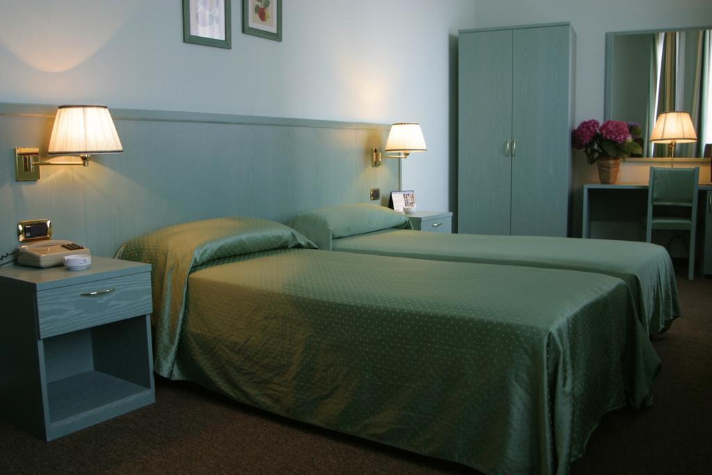 Albergo Della Corona Бинаско Экстерьер фото